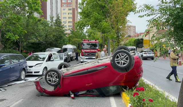 Beylikdüzü'nde park halindeki otomobile çarpıp takla attı: 1 yaralı