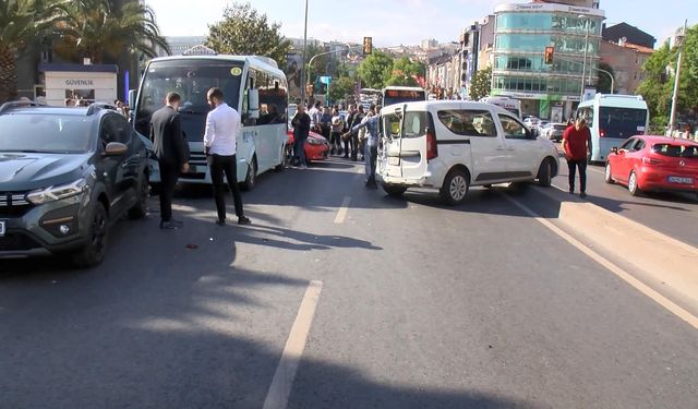 Kadıköy Evlendirme Dairesi önünde zincirleme kaza: 3 yaralı