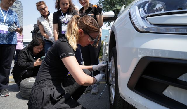 Bakırköy'de kadınlara "lastik değiştirme" dersi