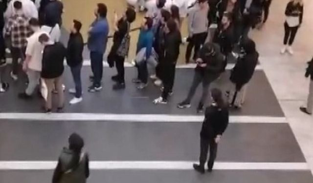 Bakırköy'de indirimli cep telefonu kuyruğu