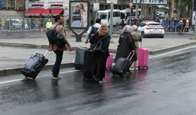Taksim’deki otellerde kalan turistler yürüyerek alandan ayrıldı
