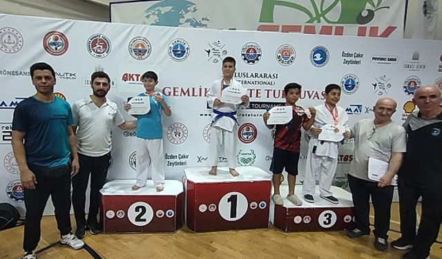 Ümraniye Belediyesi Spor Kulübü sporcuları katıldıkları turnuvalardan madalya ile döndü