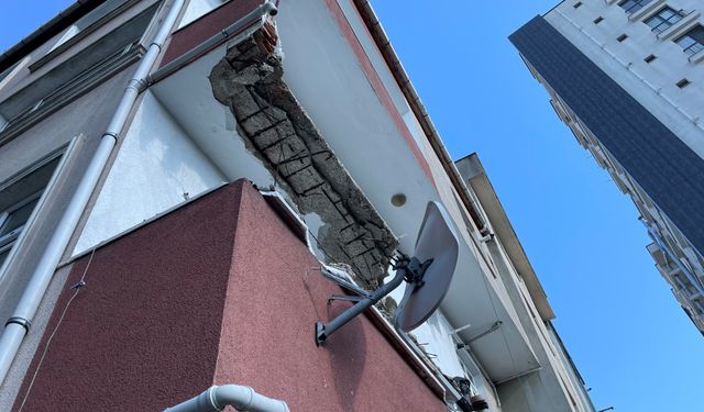 Bayrampaşa'da balkon çöktü: Büyük korku yaşayan yaşlı kadın gözyaşlarını tutamadı
