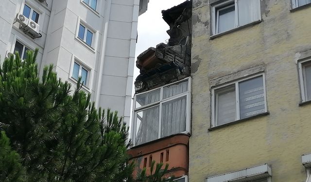 Kartal'da 4 katlı binada balkon çöktü