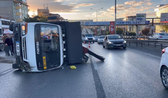 Pendik D-100'de kamyonet devrildi; trafik durma noktasına geldi