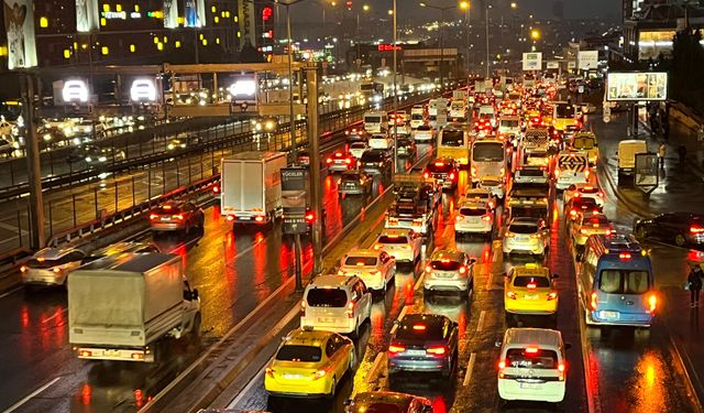 İstanbul'da haftanın son gününde trafik yüzde 90'a ulaştı