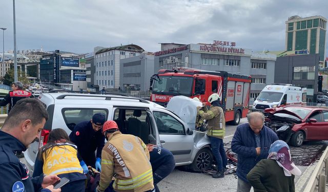 Maltepe'de iki araç kafa kafaya çarpıştı: 5 yaralı