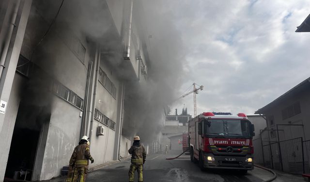 Avcılar'da İş hanında korkutan yangın