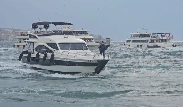 İstanbul'da lodos nedeniyle dalgalar oluştu, kimisi fotoğrafladı kimisi kaçtı