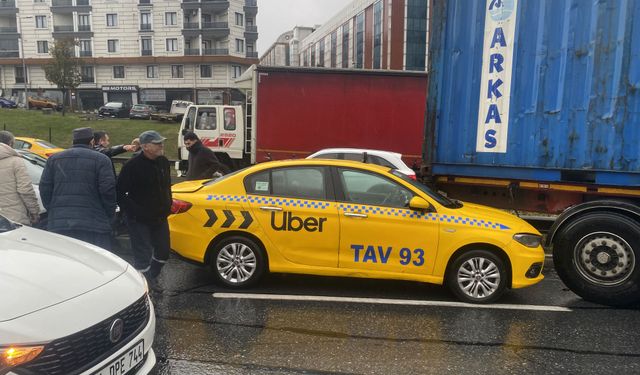 Esenyurt TEM Bağlantı yolunda yağmur sonrası zincirleme kaza