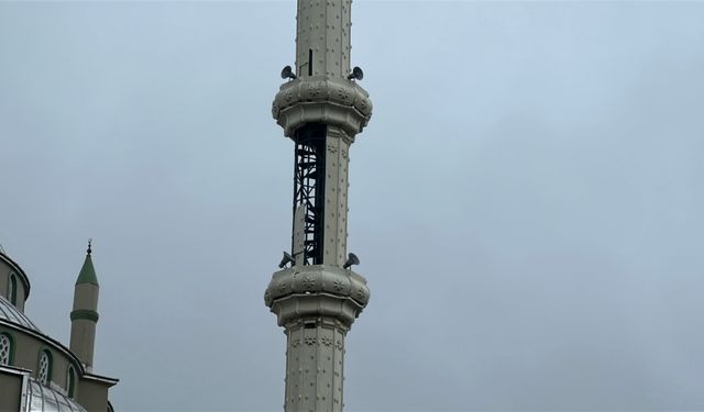 Arnavutköy’de lodos, cami minaresinin parçalarını uçurdu