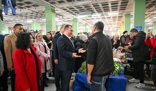 Gaziosmanpaşa'daki Mevlana Mahallesi, kapalı semt pazarına kavuştu