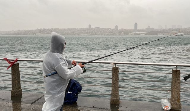 Üsküdar’da balıkçılar lodosa rağmen oltalarını bırakmadı