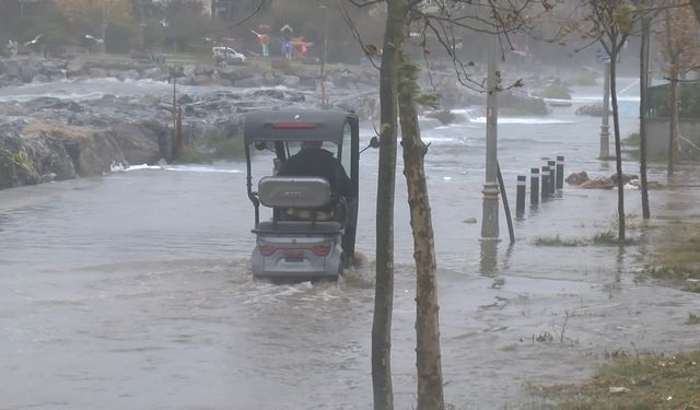 İstanbul'da lodos: Dev dalgalar oluştu, Kalamış Sahili göle döndü