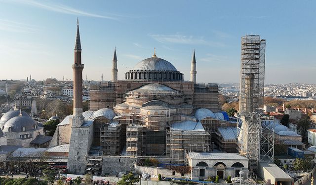 Ayasofya'da dev iskele kuruldu: Bin 500 yıllık cami niteliksiz sıvalardan arındırılacak