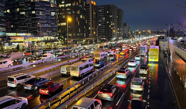 İstanbul’da mesainin son gününde trafik yüzde 90 oldu