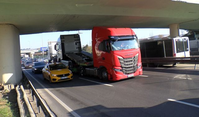 Bahçelievler D-100'de üst geçitten geçemeyen TIR trafik yoğunluğu oluşturdu