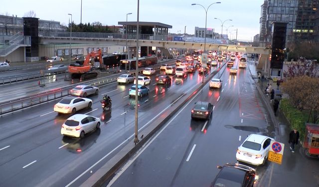 İstanbul'da sağanak yağmurun da etkisiyle trafik yoğunluğu yaşanıyor