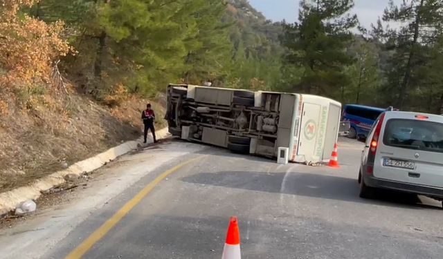 Sakarya'da ilkokul öğrencilerinin taşındığı midibüs devrildi: 23 yaralı