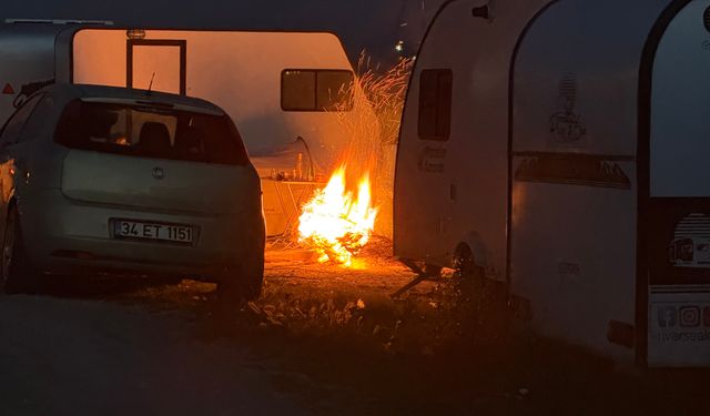 Deprem sonrası vatandaşlar karavanda ve parklarda geceliyor