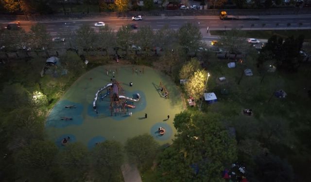 Kağıthane'de geceyi dışarıda geçirmek isteyen vatandaşlar çadır kurdu