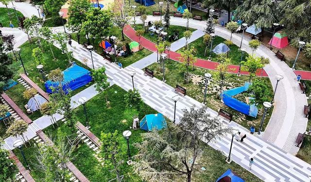 Vatandaşlar yeni güne park ve çadırlarda uyandı