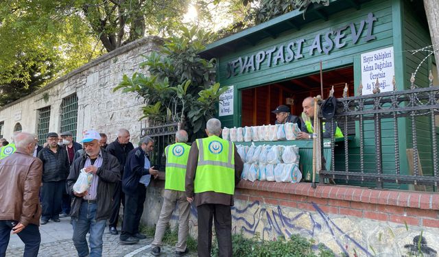 İstanbul Tophane'de her gün 250 kişiye sıcak yemek ikramı