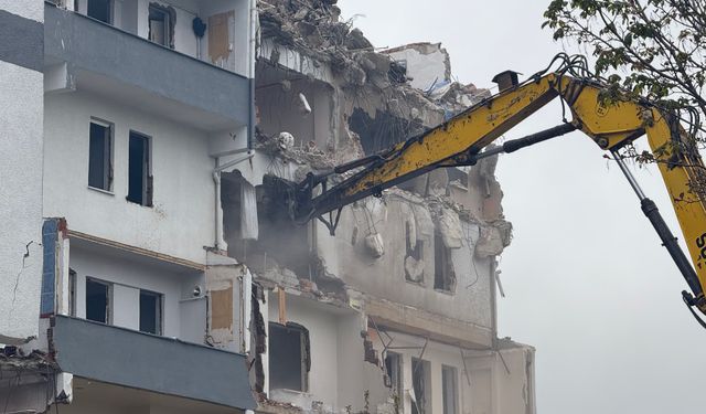 Depremi en çok hisseden ilçelerden Büyükçekmece’de 33 yıllık binada kentsel dönüşüm