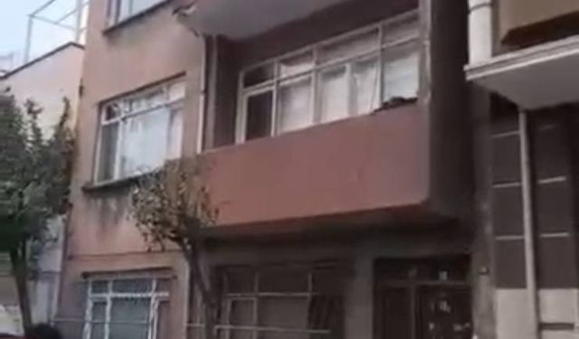 Esenler’de binanın çatısındaki beton parçalar yola düştü