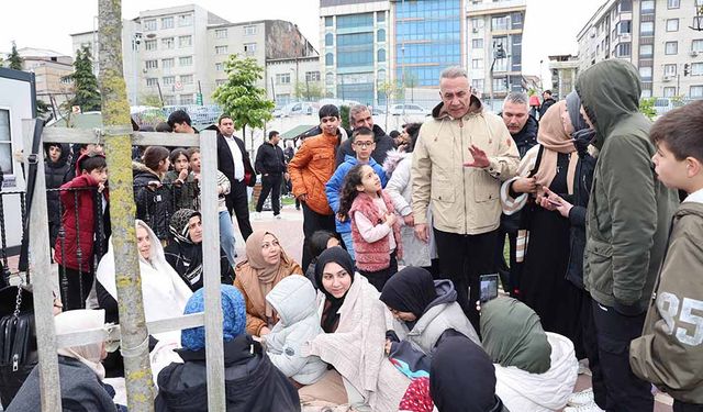 Sultangazi'de toplanma alanlarındakilere gıda yardımı
