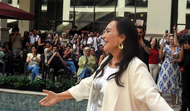 Türkan Şoray öğrencilerle bir araya geldi