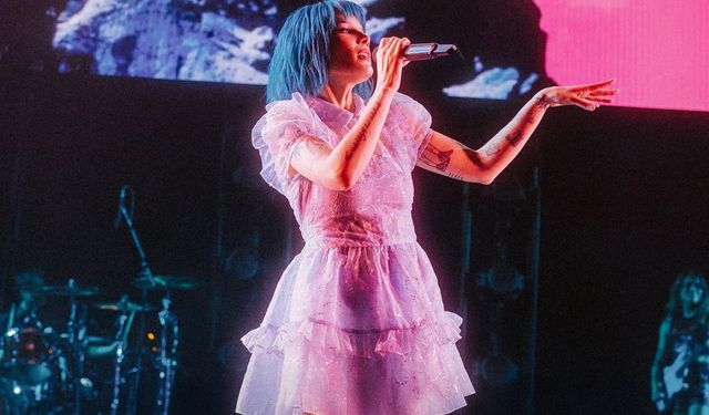 Ünlü yıldız Halsey'den konser öncesinde Türk hayranlarına dikkat çekici mesaj