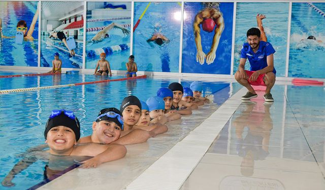 Esenyurt Belediyesi’nden çocuk ve gençlere yüzme fırsatı