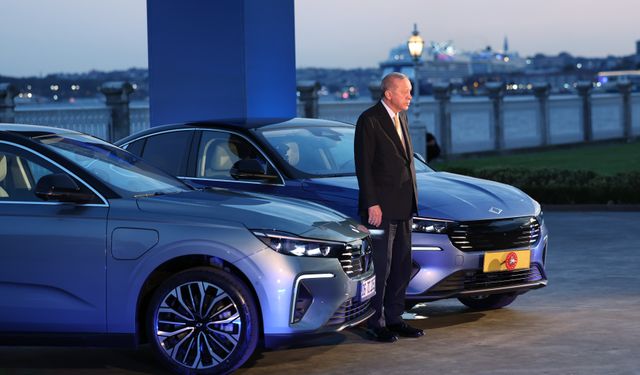 Cumhurbaşkanı Erdoğan’a, TOGG’un yeni modeli T10F hediye edildi