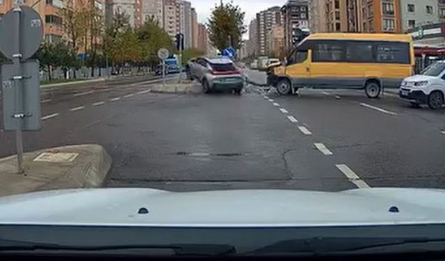 Beylikdüzü’nde kırmızı ışıkta geçen sürücü kazaya neden oldu