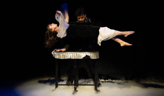 Enver Ertaş iddialı ve eğlenceli yeni gösterisiyle sahnede