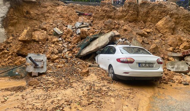 Maltepe’de istinat duvarı park halindeki 3 otomobilin üzerine çöktü