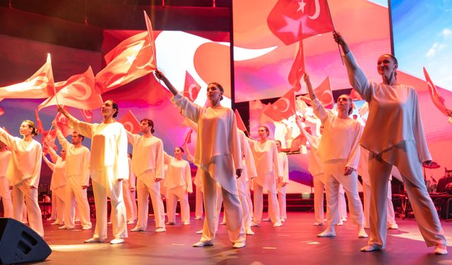 Bahçeşehir Koleji öğrencileri Cumhuriyet için sahne aldı