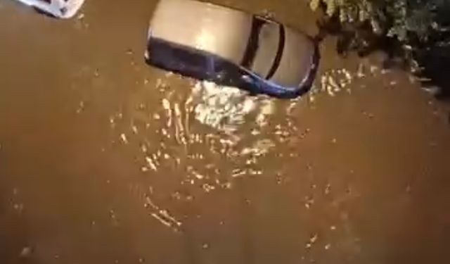 Sağanak nedeniyle Maltepe ve Üsküdar'da caddeleri su bastı