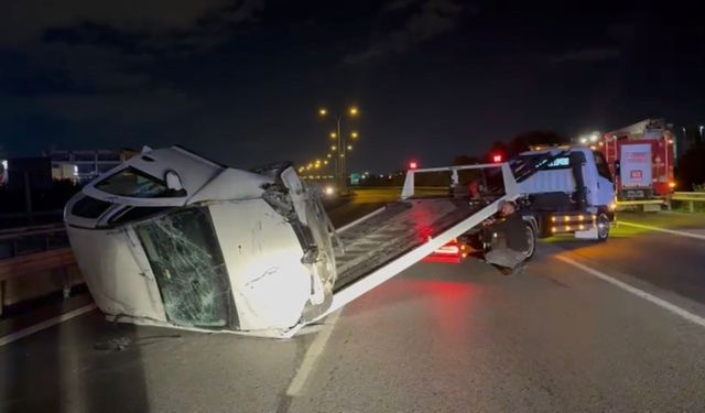 Sultanbeyli TEM Otoyolu'nda 2 otomobil çarpıştı