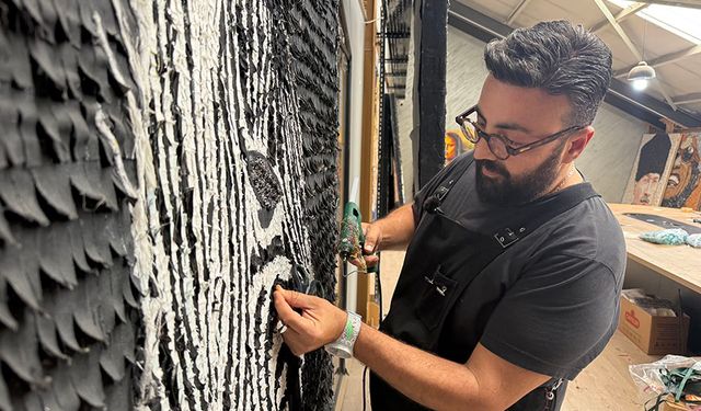 Atıkları sanat eserine dönüştürdü, tabloları tüm dünyada yer buldu