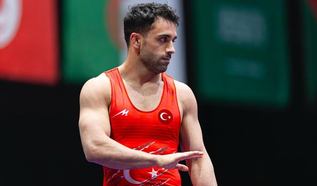 Milli güreşçi Ekrem Öztürk, gümüş madalya kazandı