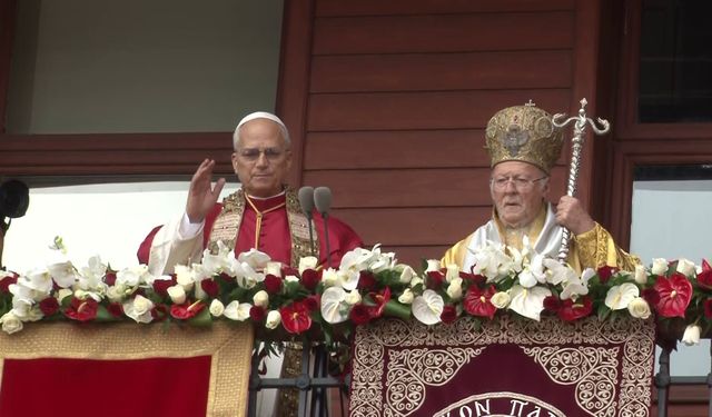 Papa 14. Leo ve Fener Rum Patriği Bartholomeos, ayine katılanları selamladı