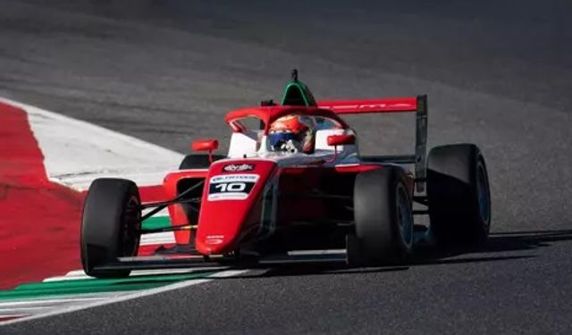 Genç Türk pilot Alp Aksoy, Formula Trophy sezonunun açılış yarışını kazandı