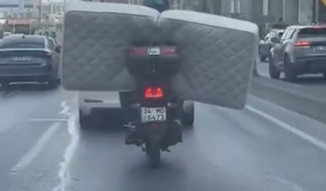 Beylikdüzü'nde motosikletle yatak taşıdı