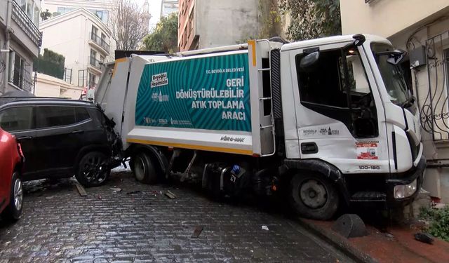 Çöp kamyonu park halindeki 5 araca çarptı
