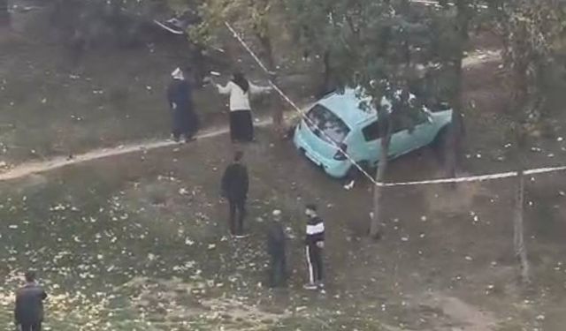 Esenler'de bariyeri aşan otomobil ağaca çarptı