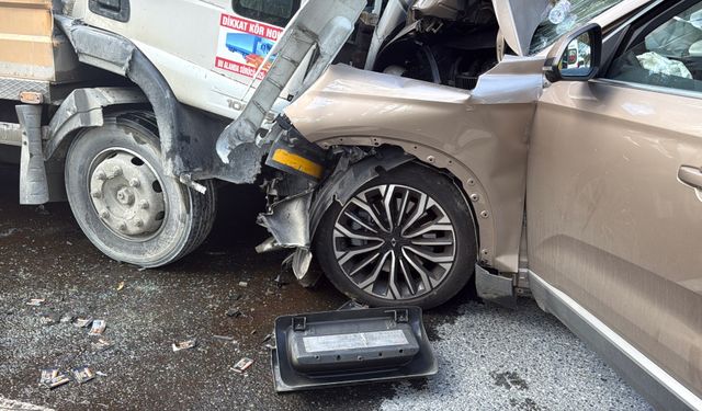 Sarıyer’de ciple beton dökme kamyonu kafa kafaya çarpıştı