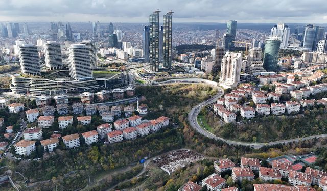 İstanbul'da gökdelenlerin gölgesinde kaçak moloz dökümü