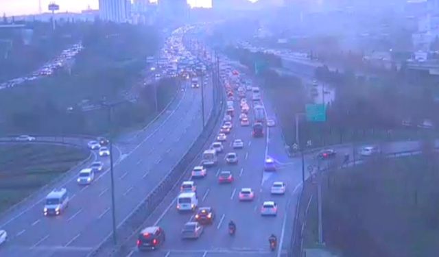 Bağcılar TEM Otoyolu'nda zincirleme kaza meydana geldi